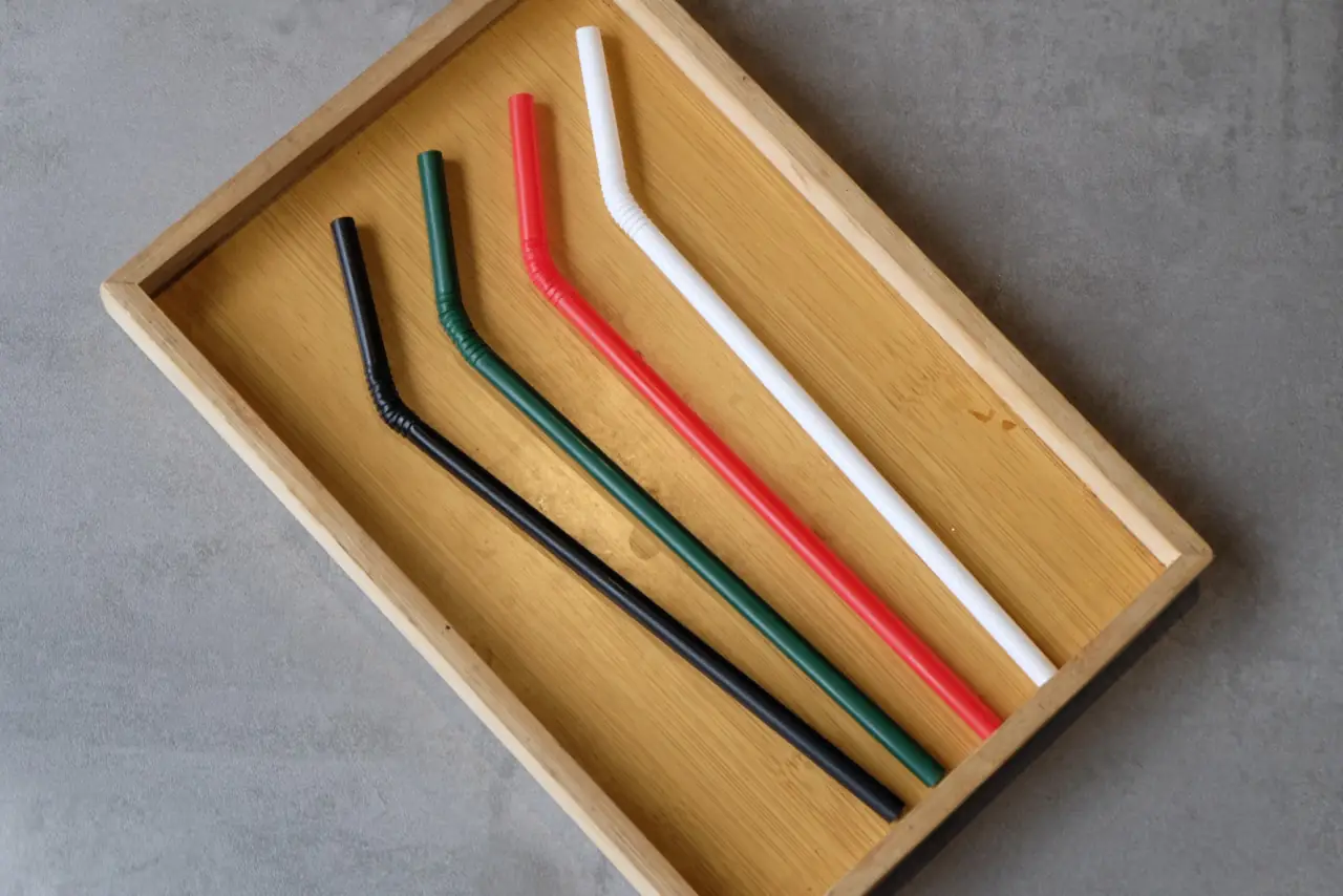 หลอดพลาสติกพาสเทลในแก้ว · pastel plastic drinking straws in a glass